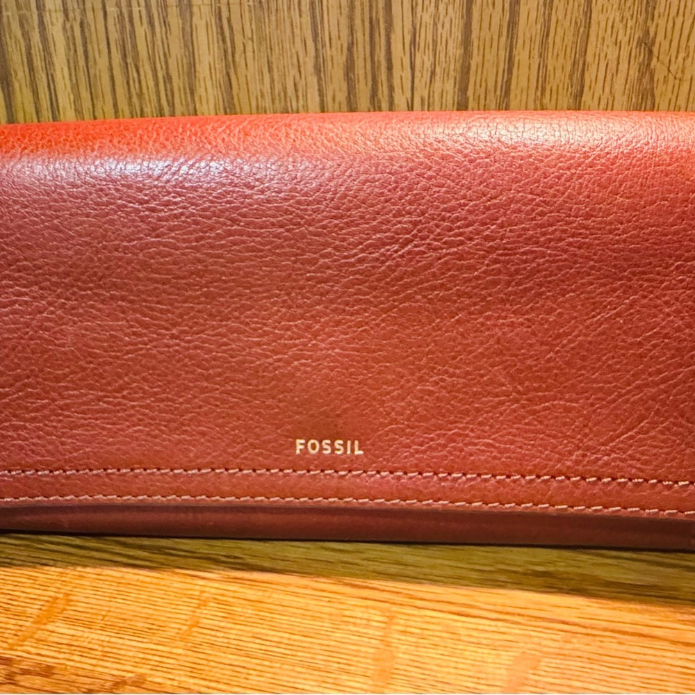 NWOT- Brown Trifold Fossil Wallet w/Gold Hardware